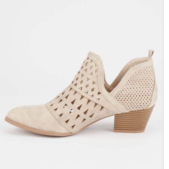 ❤HP❤️️Ladies pointed toe low chunky heels booties. - Picture 5 of 7